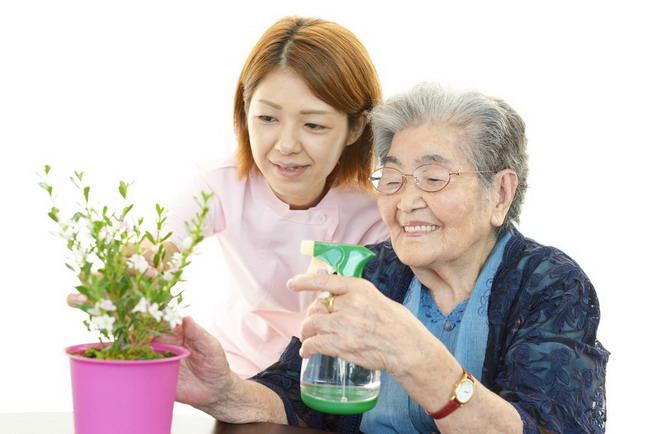 Considera le case di cura per gli anziani e i suggerimenti per sceglierne una