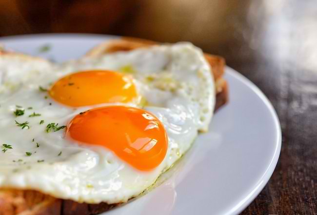 Признайте опасностите от недопечени яйца за здравето