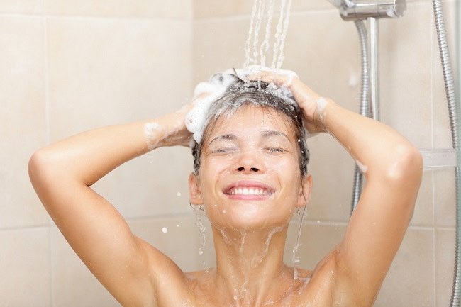 كيفية غسل الشعر بالشامبو بشكل صحيح وتأثيره على صحة الشعر