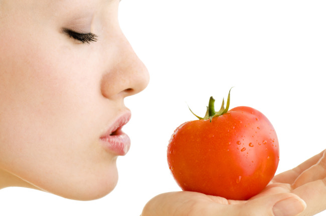 Bu, yüz için domateslerin faydalarından yararlanmanın pratik bir yoludur.