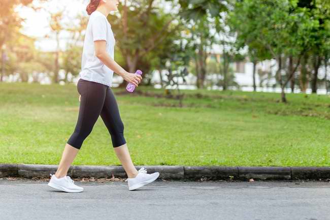 6 benefici di una passeggiata rilassante per la salute del corpo
