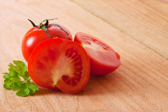 Scopri quanto è facile sbarazzarsi dell'acne con i pomodori qui