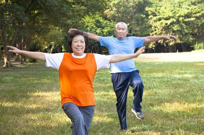 Questi sono i movimenti di ginnastica degli anziani che aiutano il corpo a rimanere in forma