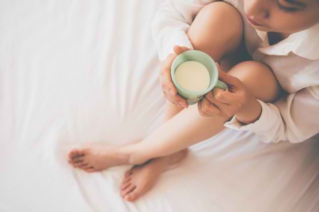ข้อเท็จจริงเกี่ยวกับประโยชน์ของการดื่มนมก่อนนอน