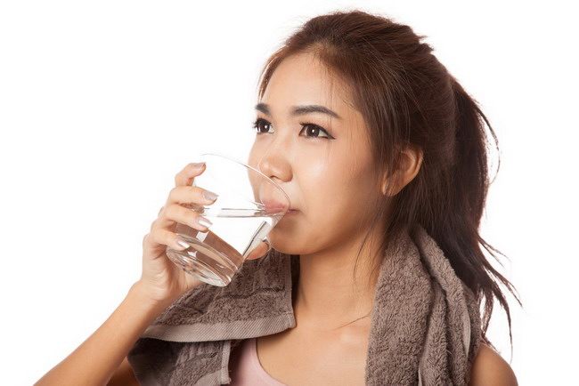 Miti e fatti relativi ai benefici di bere acqua calda