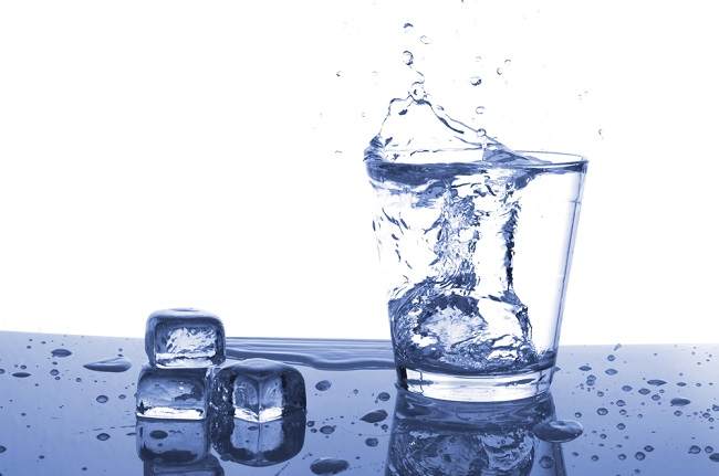 健康のための氷水の利点を見る