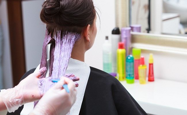 Pericoli della tintura per capelli dai suoi ingredienti chimici