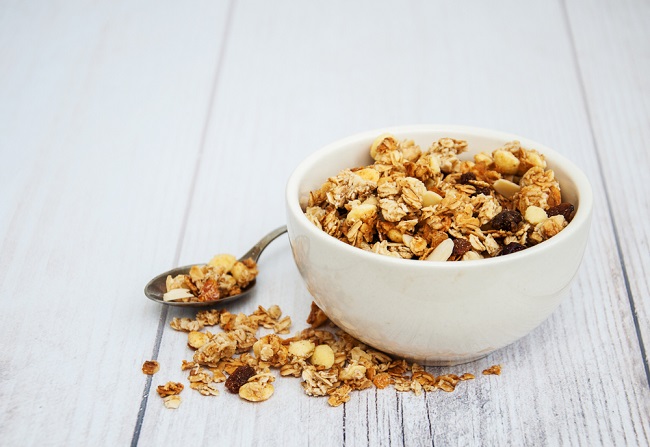 Guardando i benefici del granola per la salute