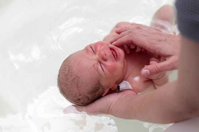 Bilakah bayi yang baru lahir dimandikan?