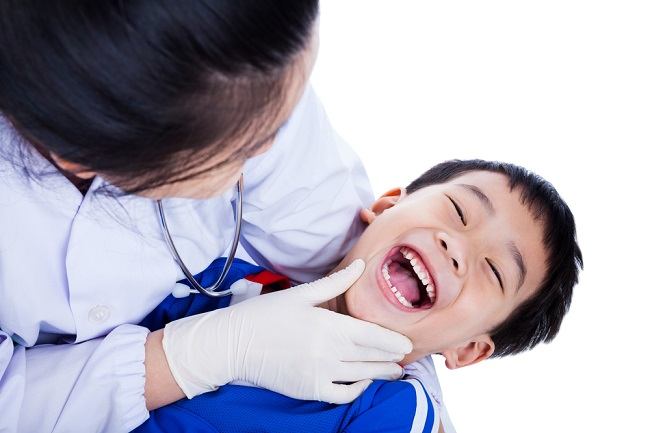 هذا ما يفعله الأطباء لأول علاج أسنان للأطفال