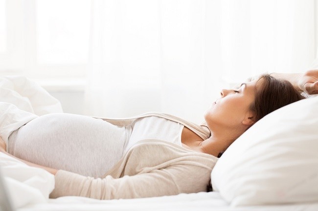 妊娠中の女性は仰向けに寝ることができますか？