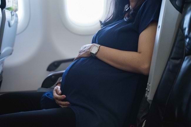 Признайте опасностите от бременни жени в самолети