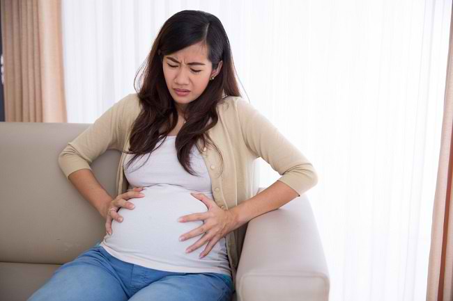 妊娠中の胃の張りのさまざまな原因を認識する