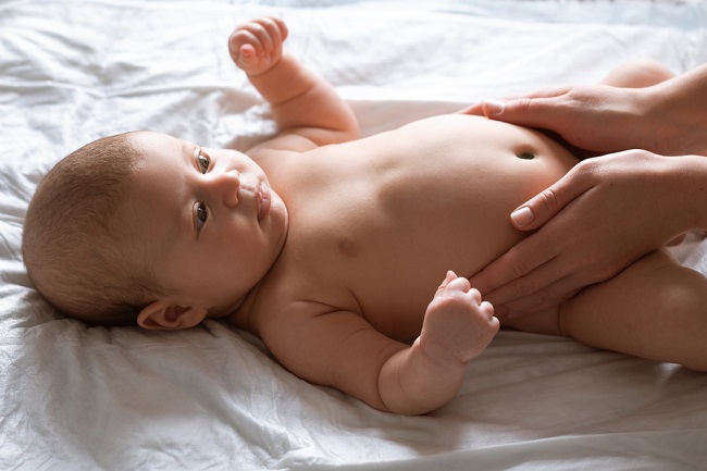 Стомахът на бебето е разширен, нормално ли е?
