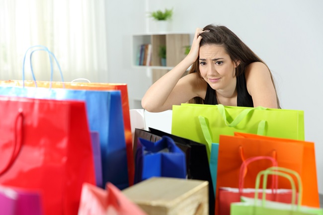 Riconoscere i segni di un maniaco dello shopping e come superarli