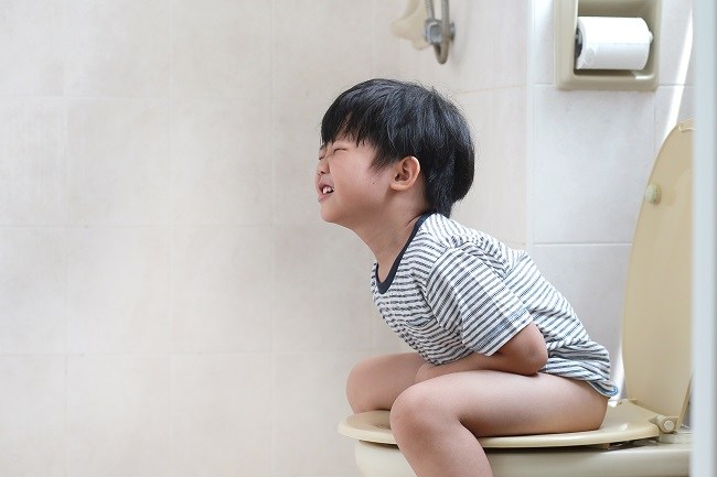 子供の痔核：症状、原因、およびそれらを克服する方法