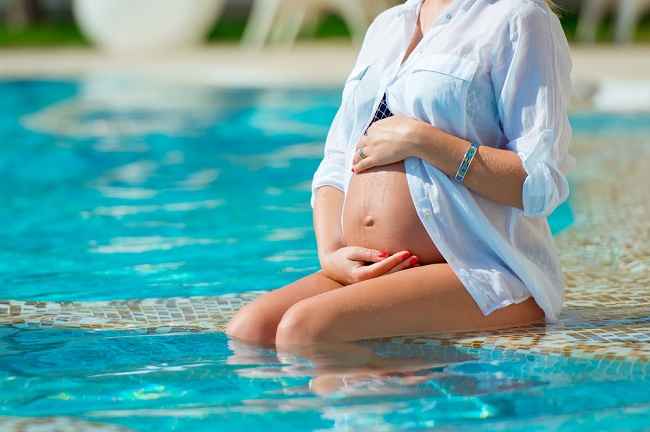 فوائد ونصائح للسباحة الآمنة أثناء الحمل