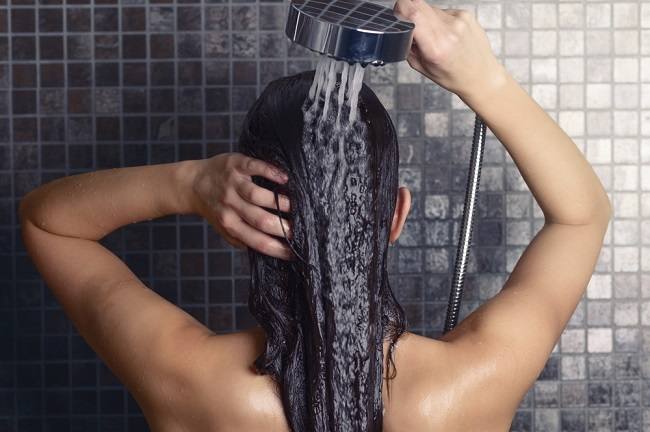 月経中の女性は髪を洗うことを許可されていません：神話か事実か？
