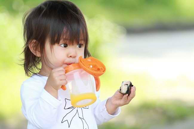 幼児でシッピーカップを使用するためのルールとガイドライン