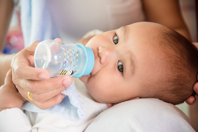 Bilakah Bayi Boleh Minum Air?