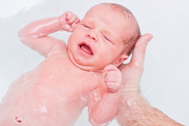 Разглеждане на ползите и рисковете от раждането във вода