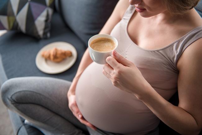 Una linea di bevande contenenti caffeina da evitare in gravidanza