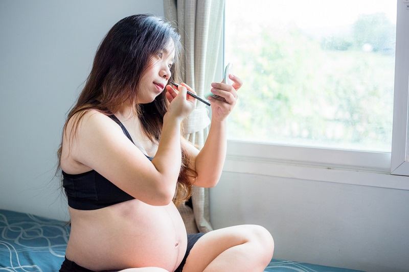 Donne in gravidanza, dai, controllate il contenuto dei prodotti cosmetici utilizzati