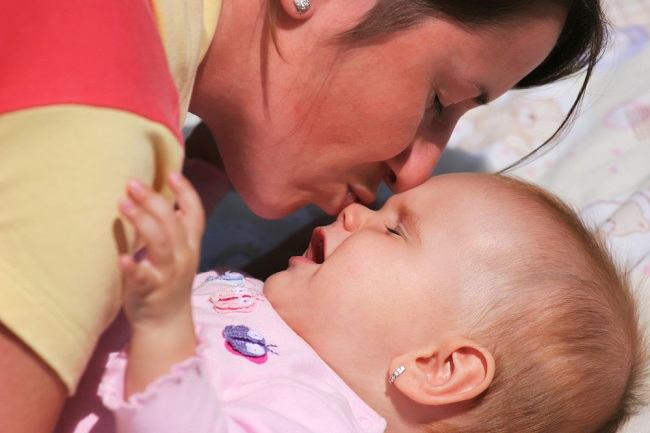 Безопасно ли е да смучете бебешки сополи с устата си?
