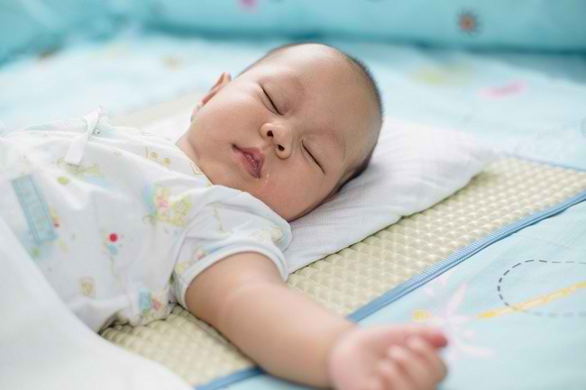 Taktik ketat untuk mengelakkan bayi tidur terus menerus pada waktu siang