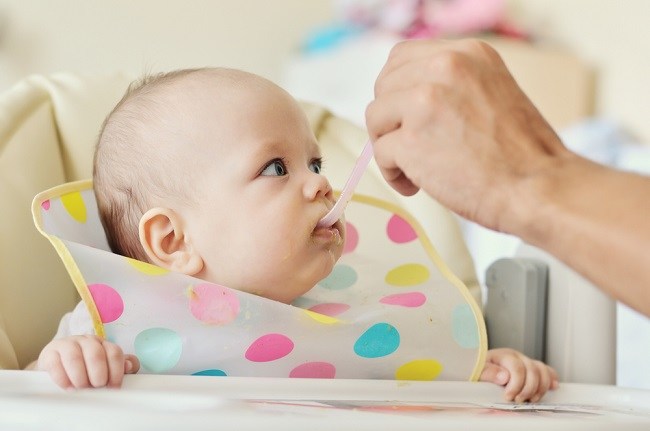Bahagian Makan Bayi 6 Bulan dan Kandungan Pemakanan yang perlu diberi perhatian