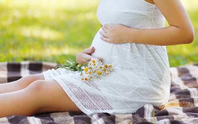 غالبًا ما تكون ساخنة أثناء الحمل ، وإليك الأسباب وكيفية التغلب عليها