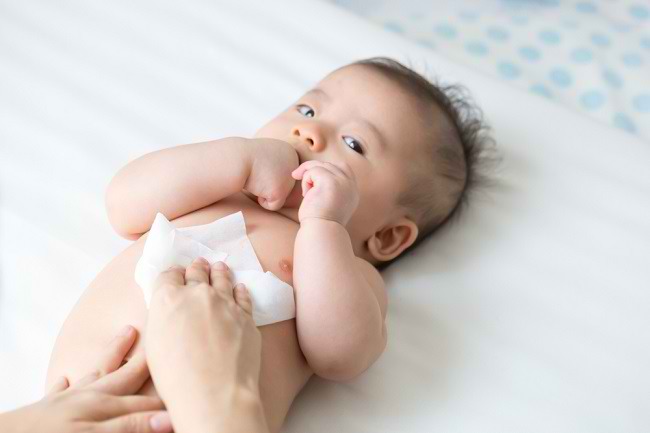 Kenali Bahaya Lap basah untuk Kulit Bayi