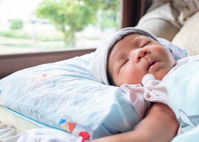 ทารกเหงื่อออกขณะนอนหลับ เป็นเรื่องปกติหรือไม่?