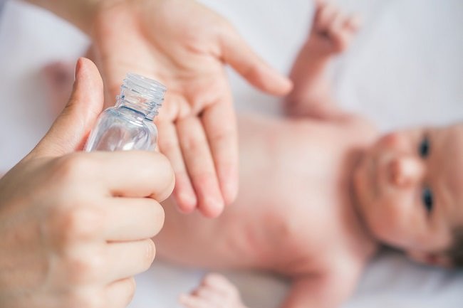 Fakta di Sebalik Penggunaan Minyak Telon Bayi