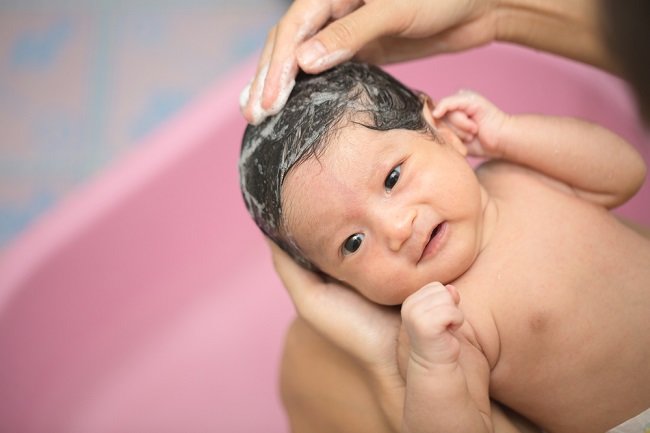 Могат ли бебетата да се къпят, когато имат треска?