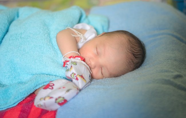 Sekiranya Bayi Baru Lahir Memakai Sarung Tangan Sepanjang Masa?