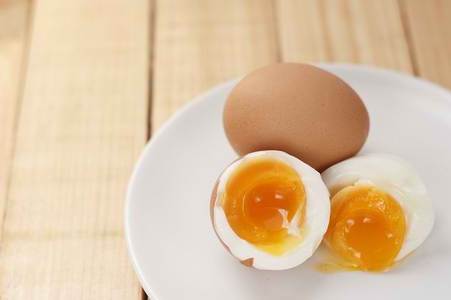 Могат ли бременните жени да ядат недопечени яйца?