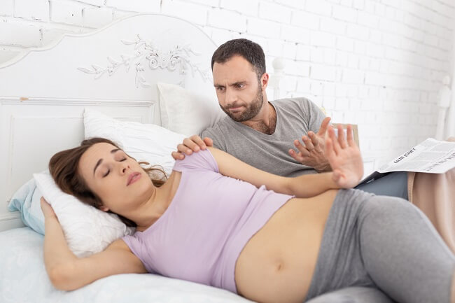 مترددة في التقرب من الزوج أثناء الحمل ، طبيعي أم لا؟