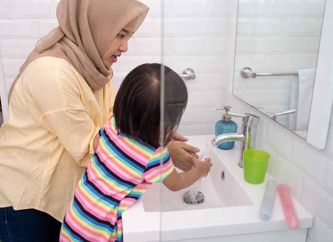 أيها الآباء والآباء ، فلنعلم الأطفال كيفية الحفاظ على النظافة الشخصية
