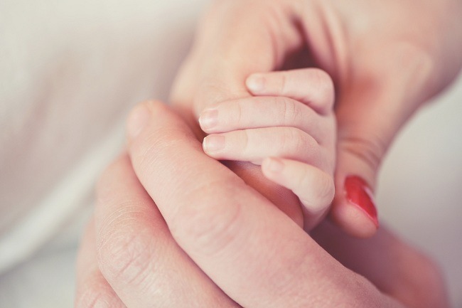 5 Petua Memotong Kuku Bayi Dengan Selamat