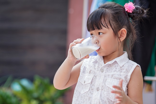 牛乳アレルギーの子供のための鉄とビタミンCのユニークな組み合わせの重要性