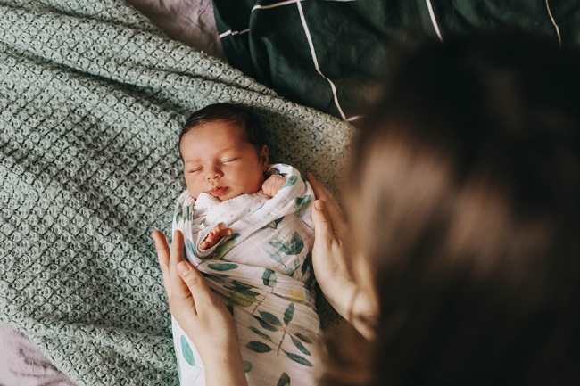 ทารกแรกเกิดควรใช้ผ้าห่อตัวทั้งวันหรือไม่?