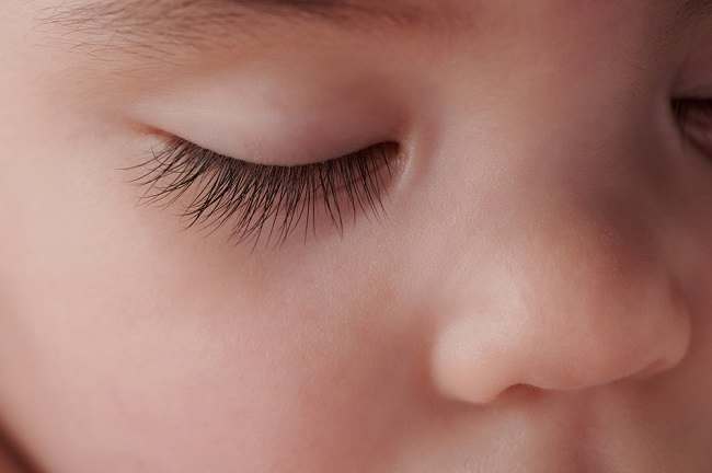 Adakah benar air liur basi dapat merengkokkan bulu mata bayi?