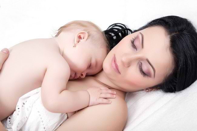 4 Manfaat Kulit-ke-Kulit untuk Bayi yang Anda Tidak Perlu Lupa