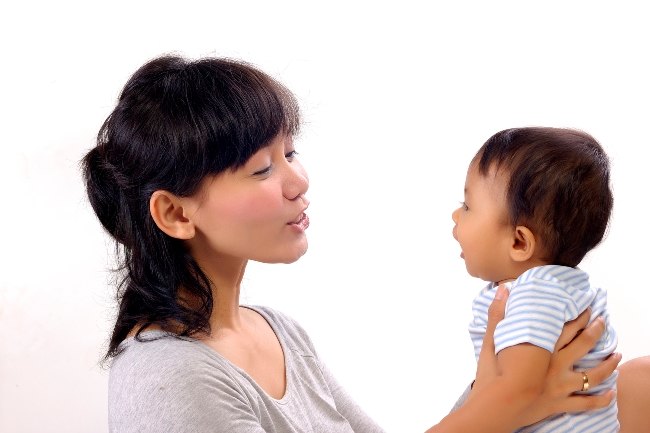 Kepentingan Berkomunikasi dengan Bayi dan Cara Melakukannya