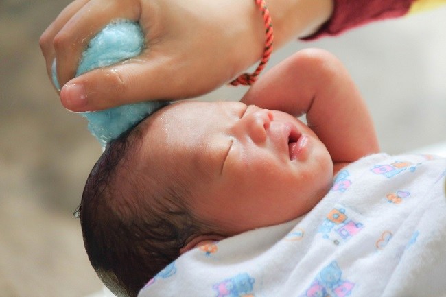 دليل الأم لاستحمام الأطفال حديثي الولادة