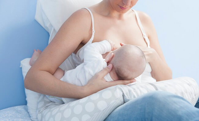 Madre, completa questo elenco di attrezzature per un allattamento al seno confortevole