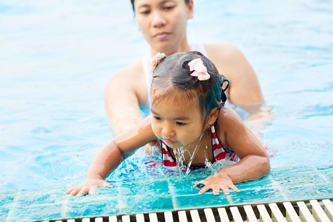 I passi giusti per insegnare ai bambini a nuotare in base all'età