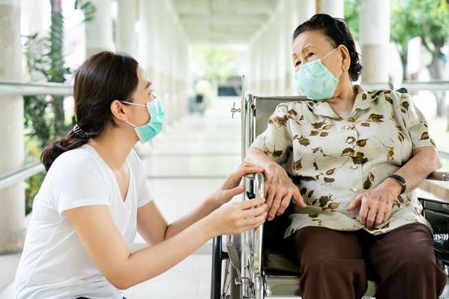 Ecco come prendersi cura degli anziani a casa durante la pandemia di COVID-19