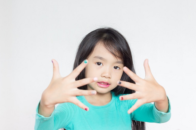 هل من الآمن للأطفال استخدام طلاء الأظافر؟